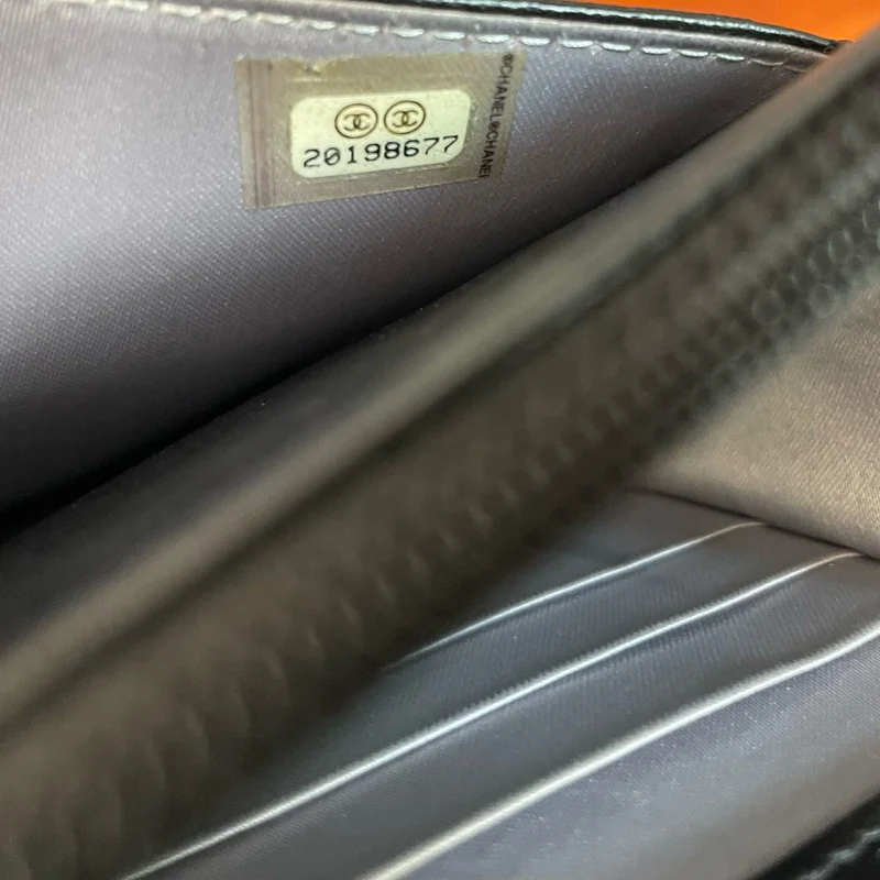 Chanel Geldbörse mit Kette (Woc) Kamelie Schwarzes Lammleder Silber Hardware