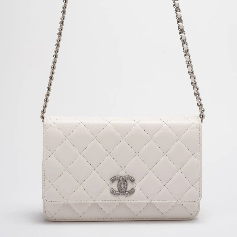 Chanel – Geldbörse mit Kette – Zeitlose/klassische Umhängetasche aus Leder in Weiß mit silbernen Kristallbeschlägen