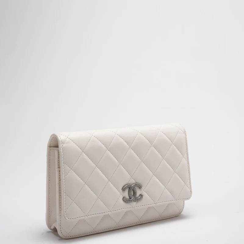 Chanel – Geldbörse mit Kette – Zeitlose/klassische Umhängetasche aus Leder in Weiß mit silbernen Kristallbeschlägen
