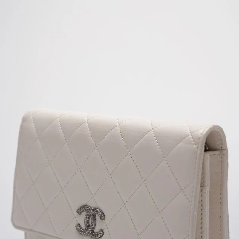 Chanel – Geldbörse mit Kette – Zeitlose/klassische Umhängetasche aus Leder in Weiß mit silbernen Kristallbeschlägen
