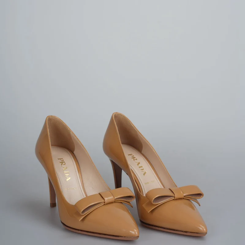 Prada – Pumps aus karamellfarbenem Lackleder mit Schleife und spitzer Spitze, Größe 35.5