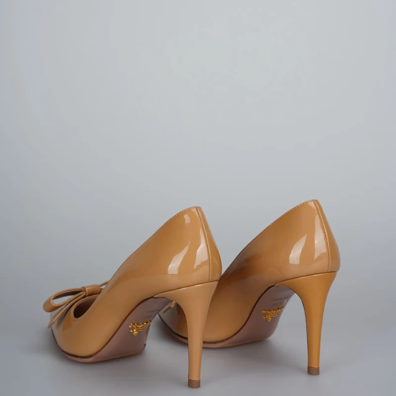 Prada – Pumps aus karamellfarbenem Lackleder mit Schleife und spitzer Spitze, Größe 35.5