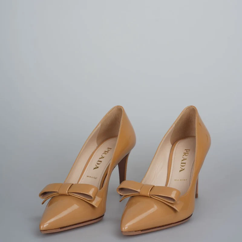 Prada – Pumps aus karamellfarbenem Lackleder mit Schleife und spitzer Spitze, Größe 35.5