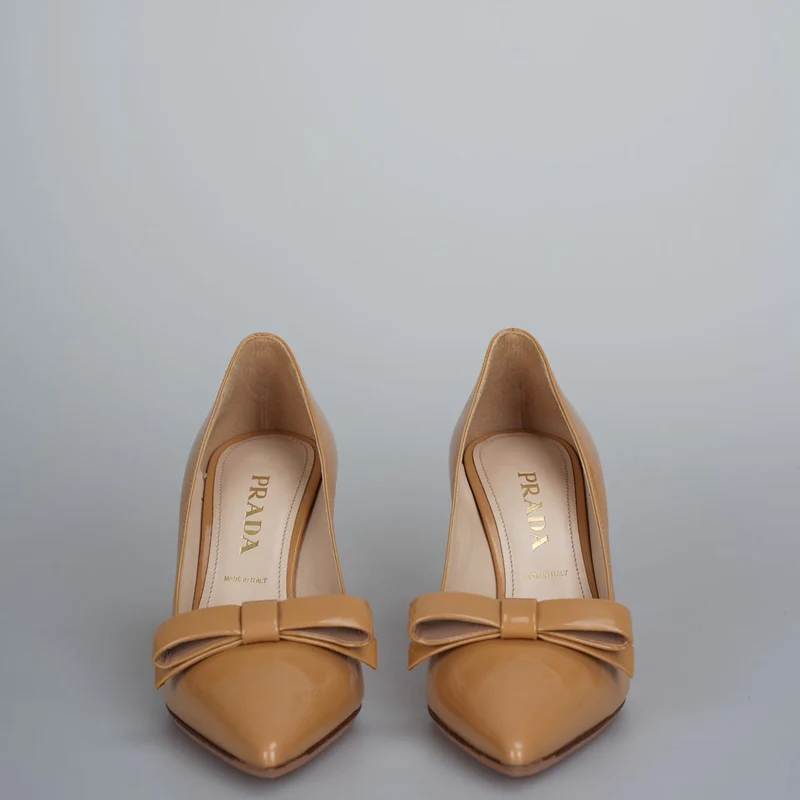 Prada – Pumps aus karamellfarbenem Lackleder mit Schleife und spitzer Spitze, Größe 35.5