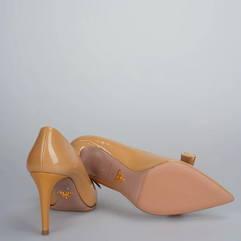 Prada – Pumps aus karamellfarbenem Lackleder mit Schleife und spitzer Spitze, Größe 35.5