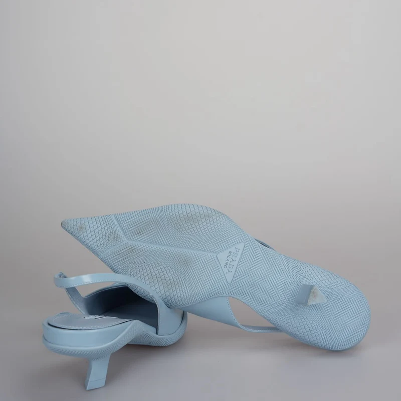 Prada Spazzolato Slingback-Pumps mit spitzer Zehenpartie und Dreieckslogo, Größe 37.5