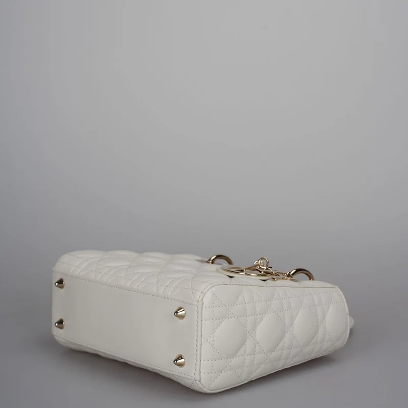Christian Dior – Kleine Lady Dior-Tasche aus weißem Cannage-Lammleder mit goldenen Beschlägen, 2020