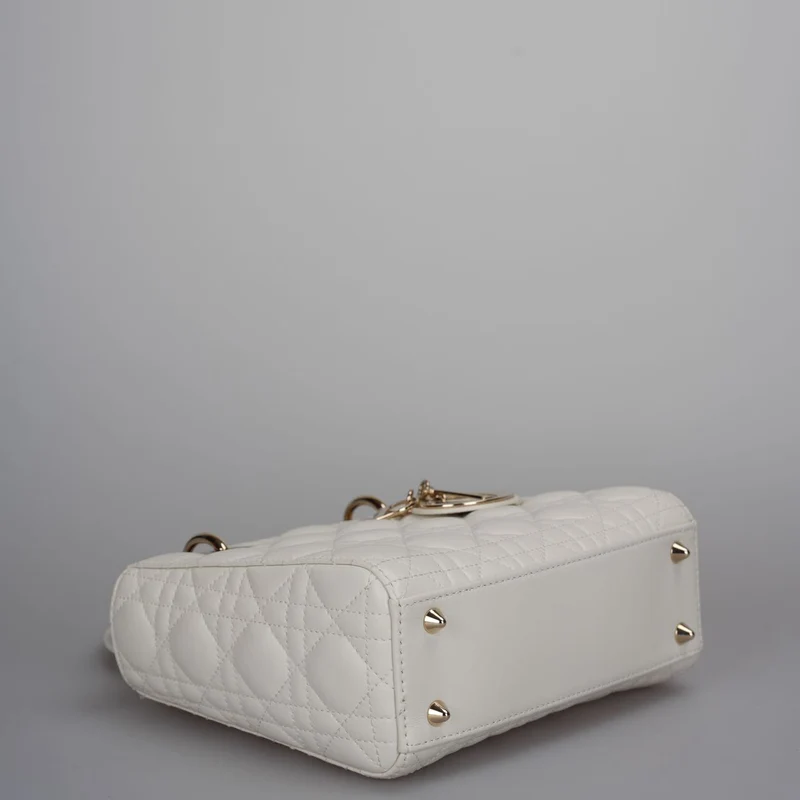 Christian Dior – Kleine Lady Dior-Tasche aus weißem Cannage-Lammleder mit goldenen Beschlägen, 2020
