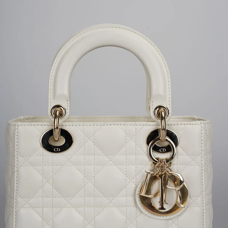 Christian Dior Kleine Lady Dior Tasche aus weißem Cannage-Lammleder mit goldenen Beschlägen