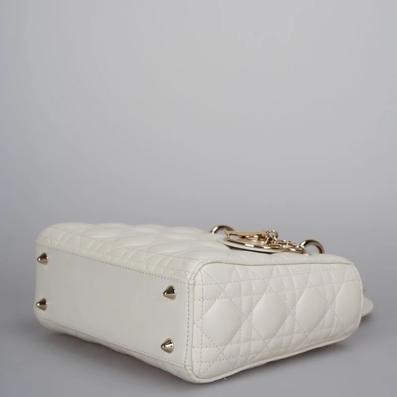 Christian Dior Kleine Lady Dior Tasche aus weißem Cannage-Lammleder mit goldenen Beschlägen