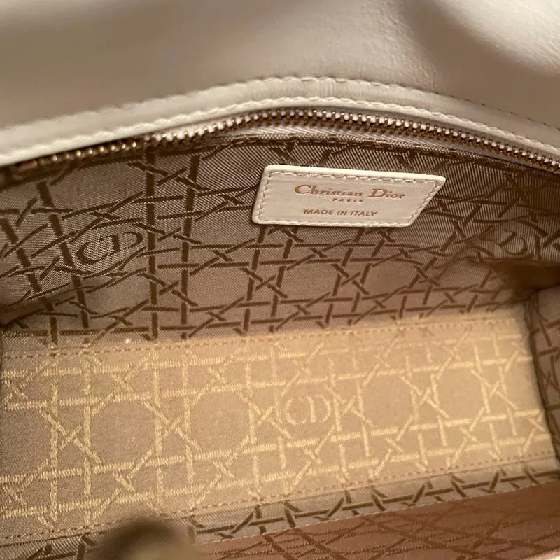 Christian Dior Kleine Lady Dior Tasche aus weißem Cannage-Lammleder mit goldenen Beschlägen