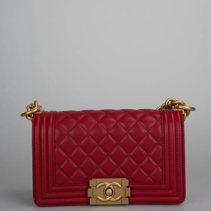 Chanel Kleine Le Boy Tasche Rotes gestepptes Lammleder mit goldenen Beschlägen