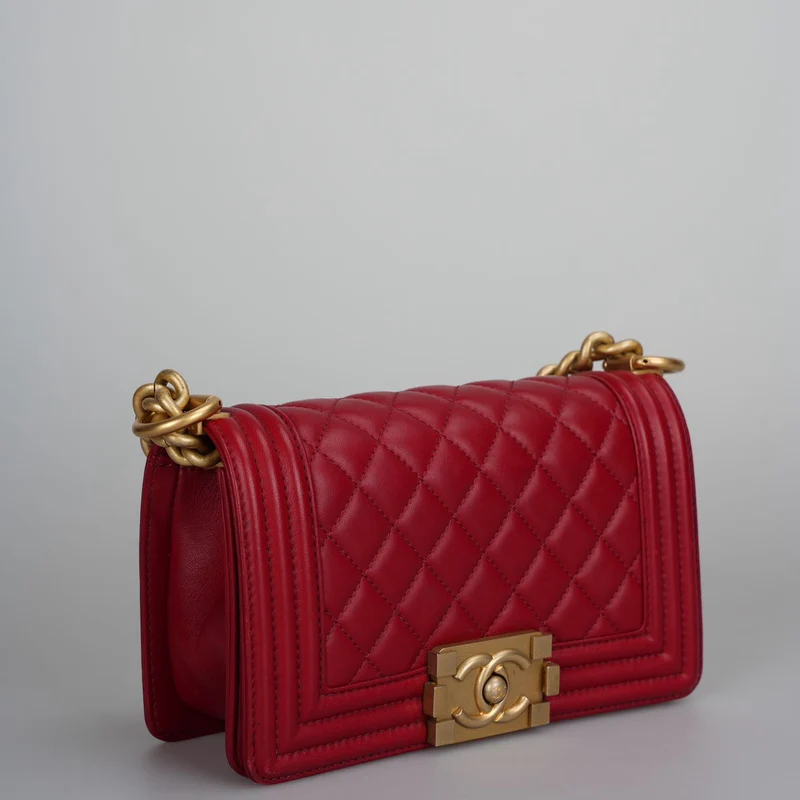 Chanel Kleine Le Boy Tasche Rotes gestepptes Lammleder mit goldenen Beschlägen