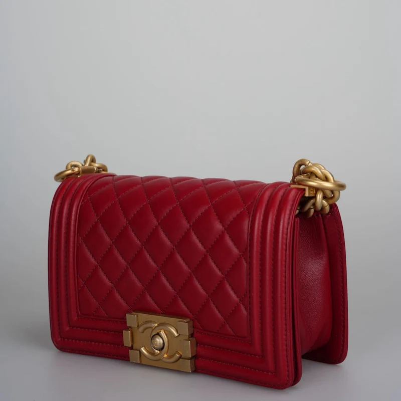 Chanel Kleine Le Boy Tasche Rotes gestepptes Lammleder mit goldenen Beschlägen