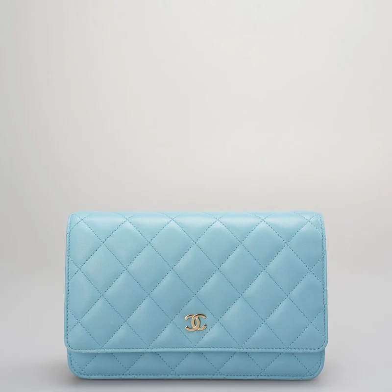 Chanel Hellblaue Woc-Geldbörse an der Kette, klassische Tasche aus Lammleder mit goldenen Beschlägen