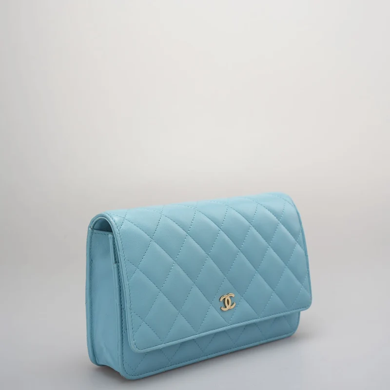 Chanel Hellblaue Woc-Geldbörse an der Kette, klassische Tasche aus Lammleder mit goldenen Beschlägen