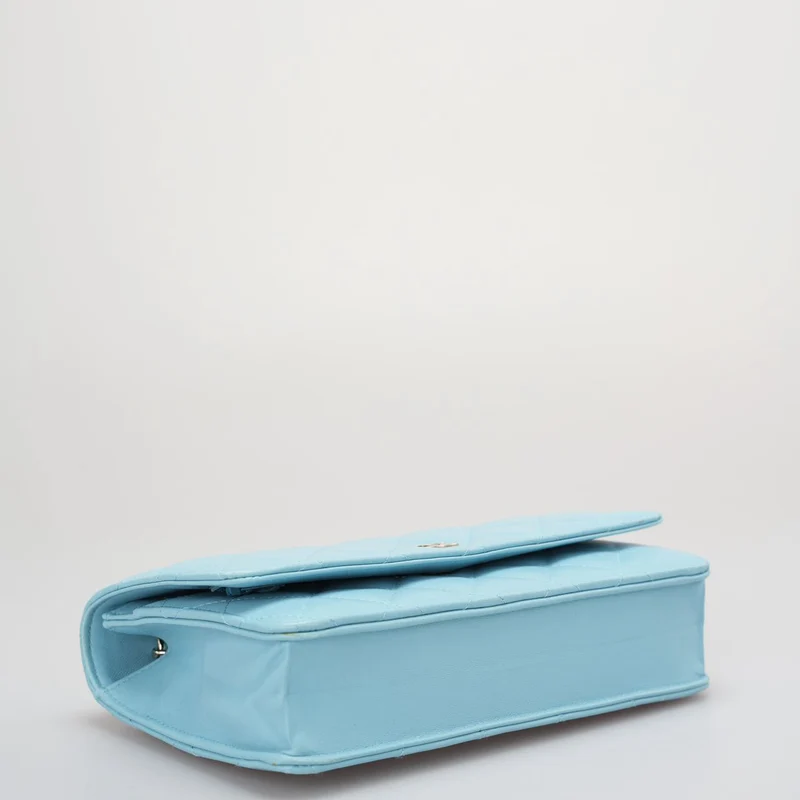 Chanel Hellblaue Woc-Geldbörse an der Kette, klassische Tasche aus Lammleder mit goldenen Beschlägen