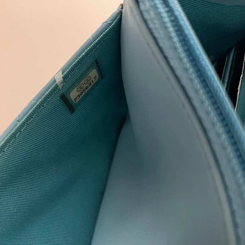 Chanel Hellblaue Woc-Geldbörse an der Kette, klassische Tasche aus Lammleder mit goldenen Beschlägen
