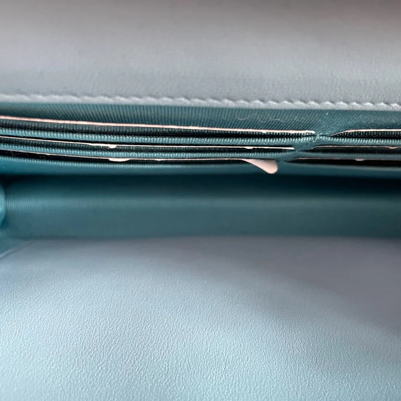 Chanel Hellblaue Woc-Geldbörse an der Kette, klassische Tasche aus Lammleder mit goldenen Beschlägen