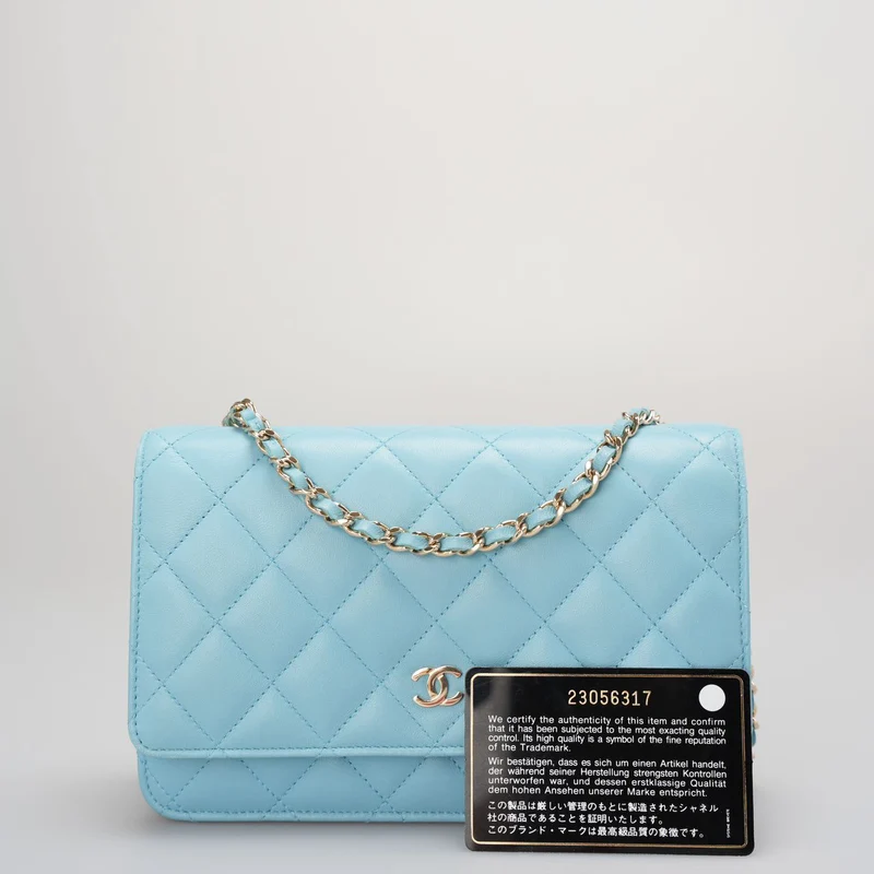 Chanel Hellblaue Woc-Geldbörse an der Kette, klassische Tasche aus Lammleder mit goldenen Beschlägen