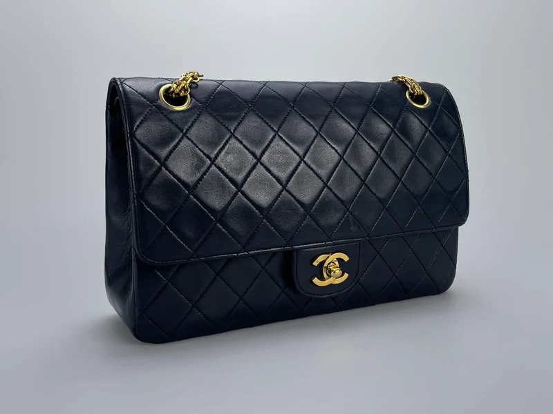 Chanel Schwarze Vintage-Tasche mit mittlerer klassischer Doppelklappe und 24-Karat-Goldbeschlägen