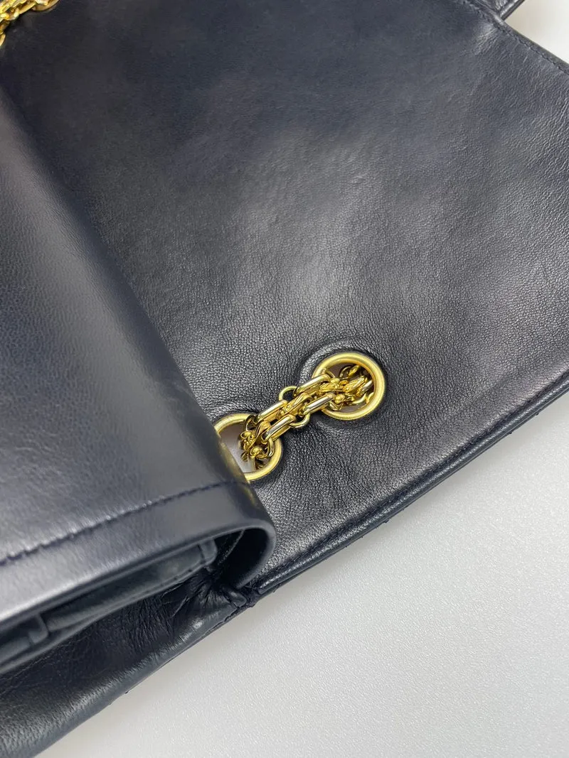 Chanel Schwarze Vintage-Tasche mit mittlerer klassischer Doppelklappe und 24-Karat-Goldbeschlägen