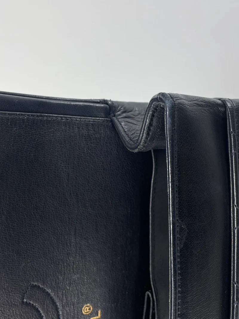 Chanel Schwarze Vintage-Tasche mit mittlerer klassischer Doppelklappe und 24-Karat-Goldbeschlägen