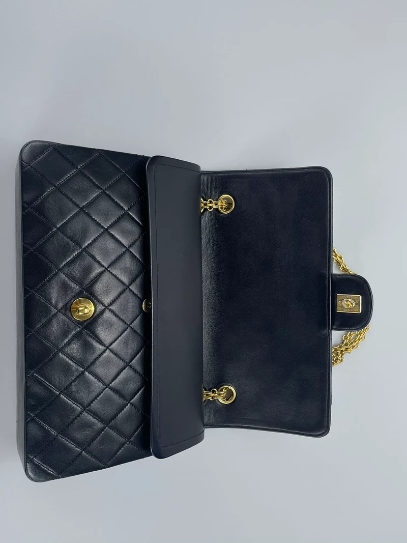 Chanel Schwarze Vintage-Tasche mit mittlerer klassischer Doppelklappe und 24-Karat-Goldbeschlägen