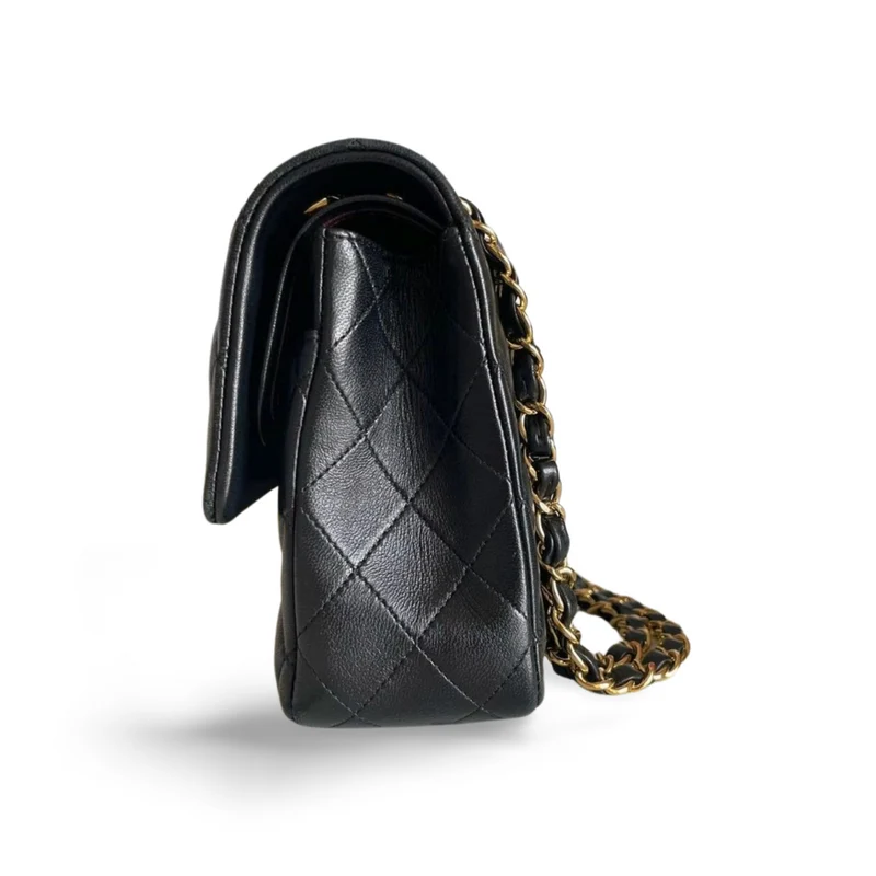 Chanel Schwarze zeitlose Flap Bag mittleres Lammleder mit goldener Hardware