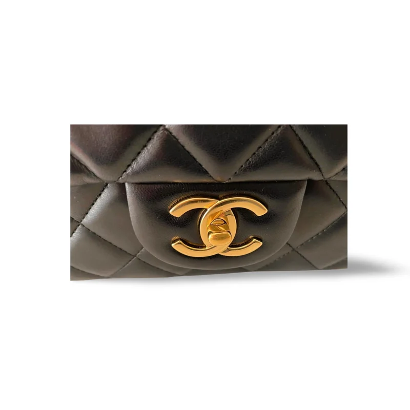 Schwarze klassische Maxi-Tasche mit Doppelklappe von Chanel mit goldener Hardware
