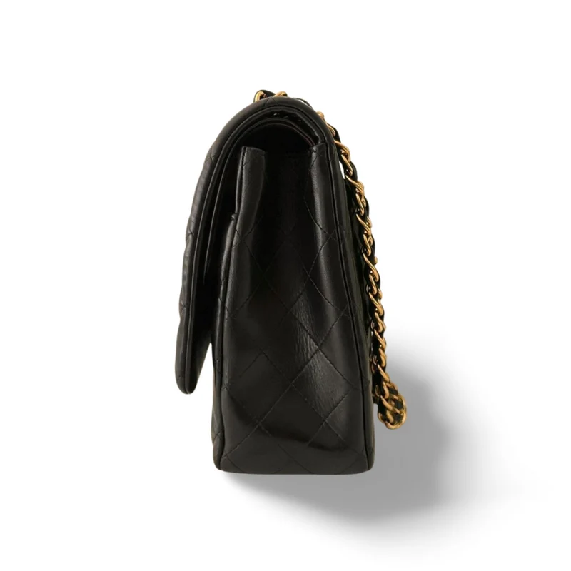 Schwarze klassische Maxi-Tasche mit Doppelklappe von Chanel mit goldener Hardware
