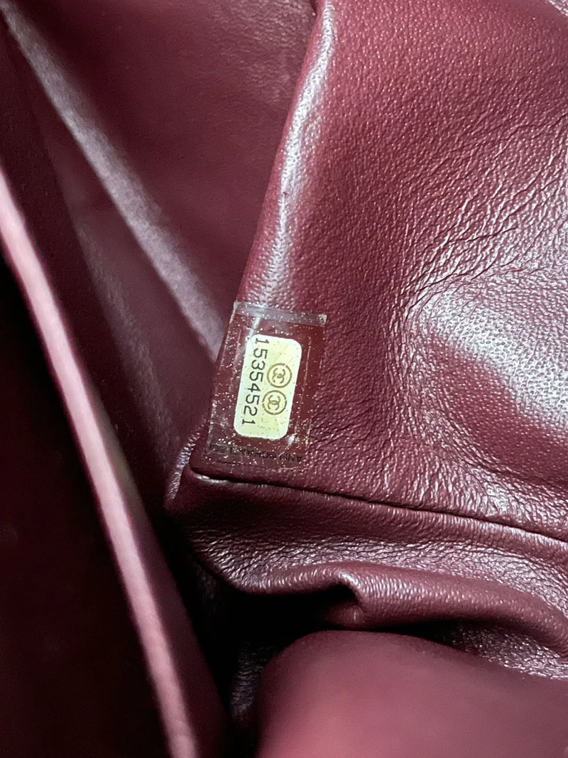 Schwarze klassische Maxi-Tasche mit Doppelklappe von Chanel mit goldener Hardware