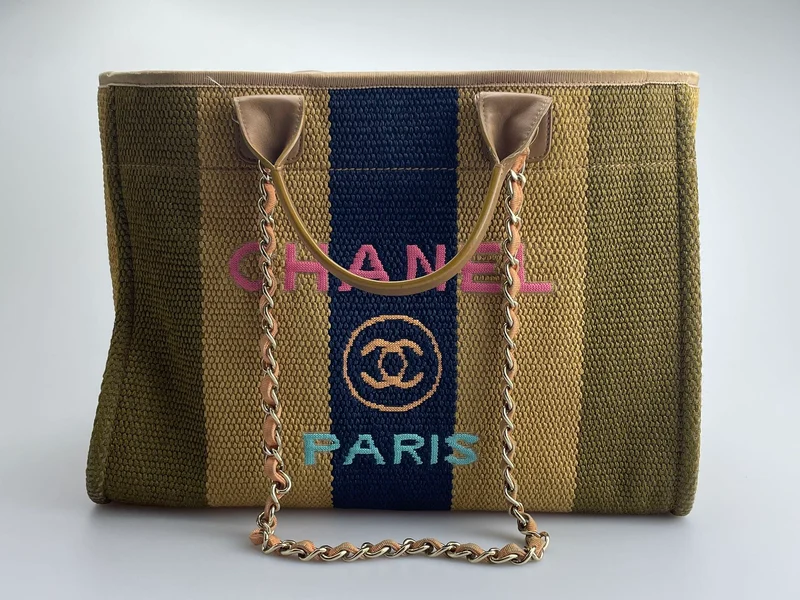Chanel Deauville Medium Tote Bag aus khaki-beigem und marineblauem Bast mit goldenen Beschlägen