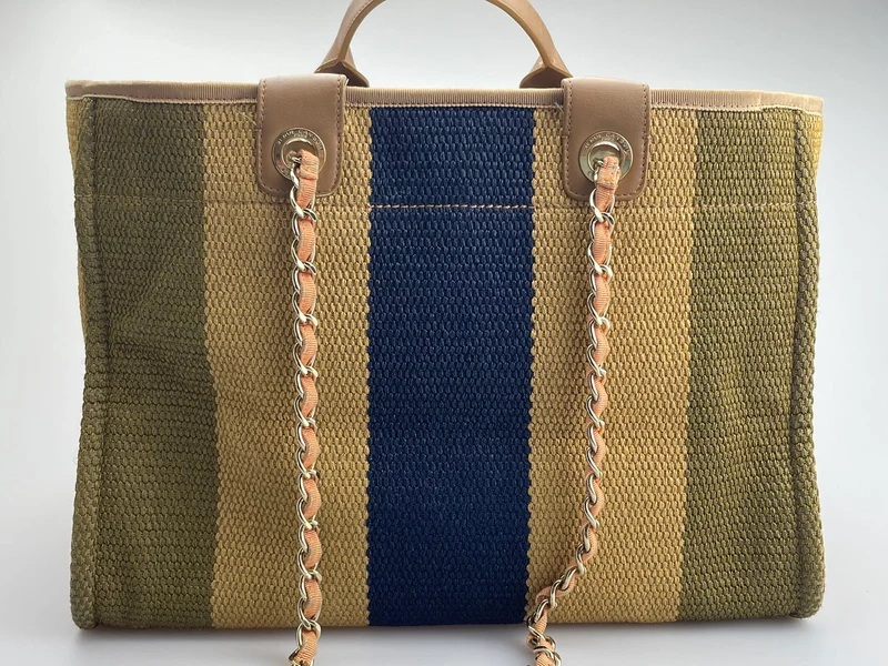Chanel Deauville Medium Tote Bag aus khaki-beigem und marineblauem Bast mit goldenen Beschlägen