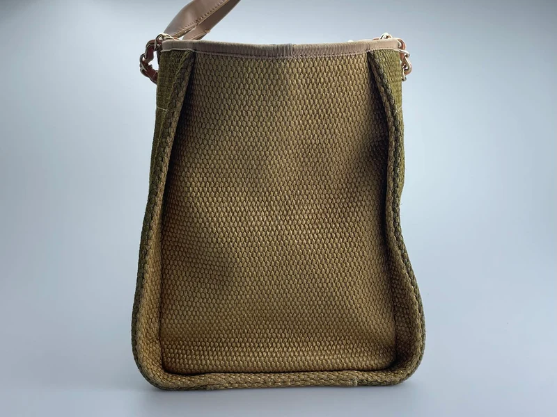 Chanel Deauville Medium Tote Bag aus khaki-beigem und marineblauem Bast mit goldenen Beschlägen