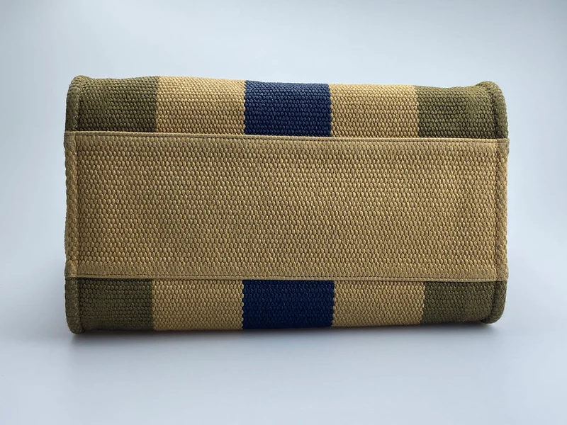 Chanel Deauville Medium Tote Bag aus khaki-beigem und marineblauem Bast mit goldenen Beschlägen