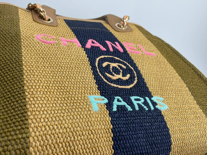 Chanel Deauville Medium Tote Bag aus khaki-beigem und marineblauem Bast mit goldenen Beschlägen