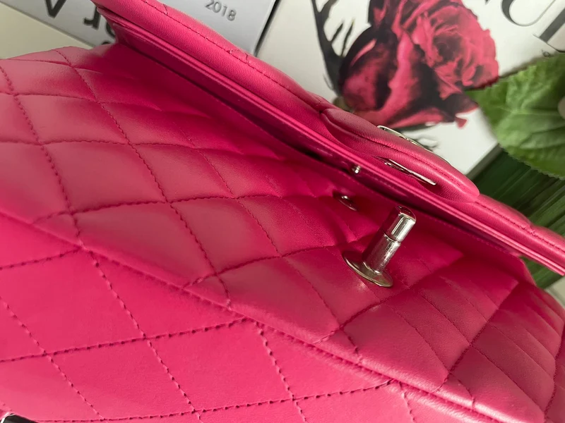 Chanel Timeless Classic Medium Double Flap Bag – Lammleder in Pink mit silberner Hardware