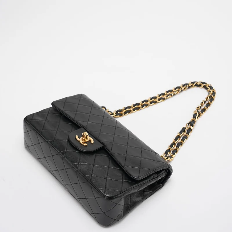 Chanel Vintage Classic Timeless Flap Bag Schwarzes Lammleder mit 24 Karat Goldbeschlägen (selten)
