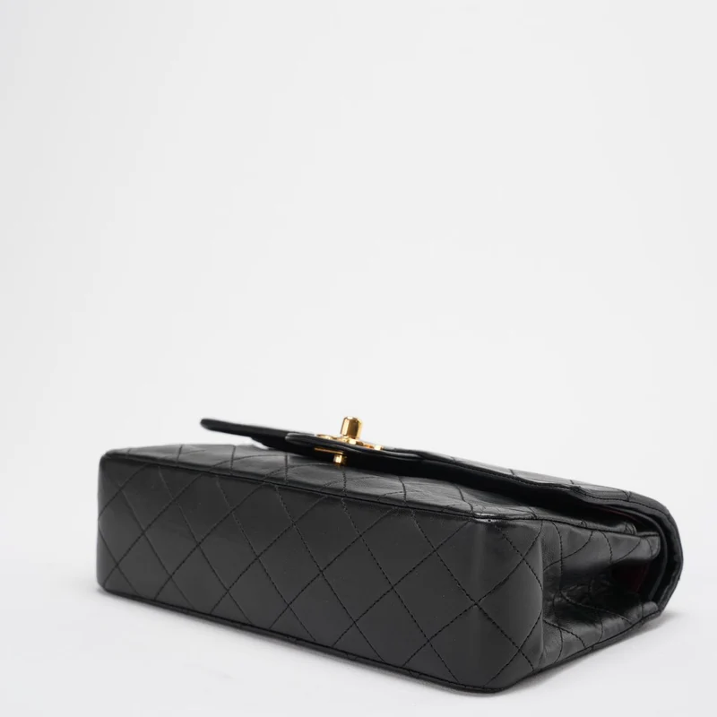 Chanel Vintage Classic Timeless Flap Bag Schwarzes Lammleder mit 24 Karat Goldbeschlägen (selten)