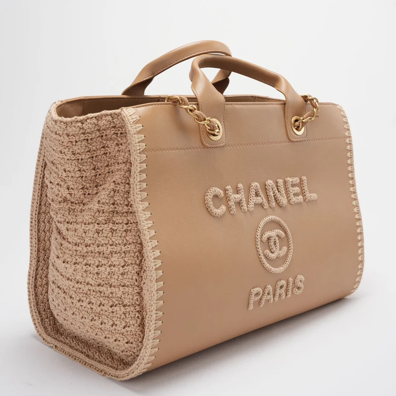Chanel Deauville Tote Bag aus kamelfarbenem Kalbslederstrick mit goldfarbenen Metallteilen, mittelgroß