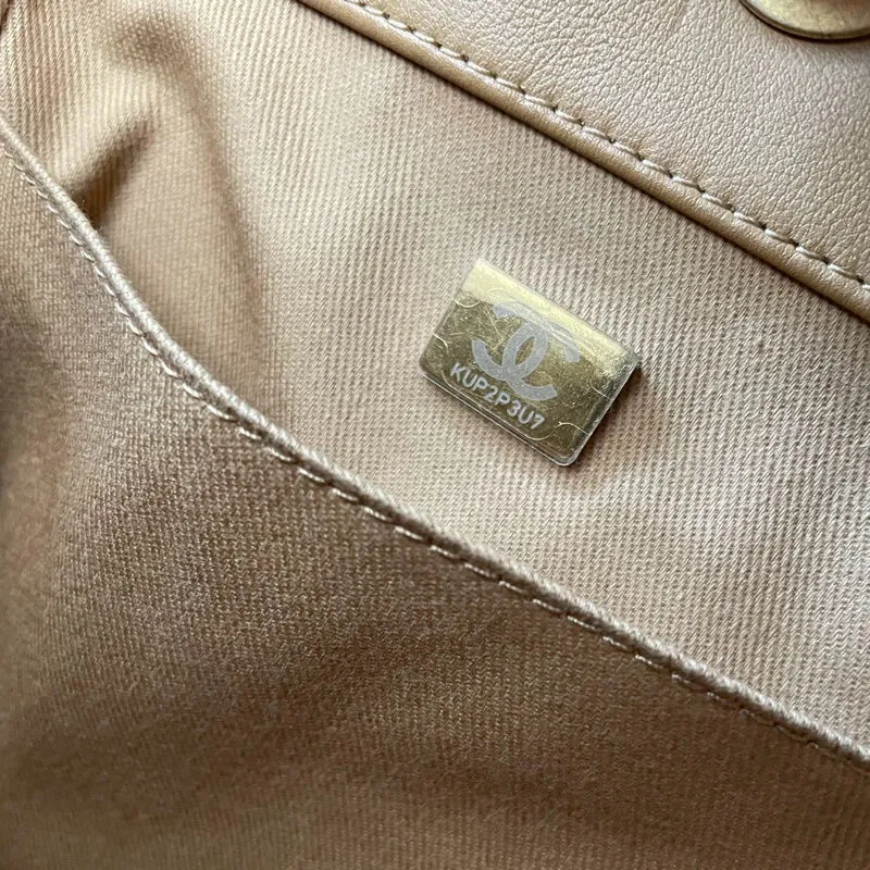 Chanel Deauville Tote Bag aus kamelfarbenem Kalbslederstrick mit goldfarbenen Metallteilen, mittelgroß