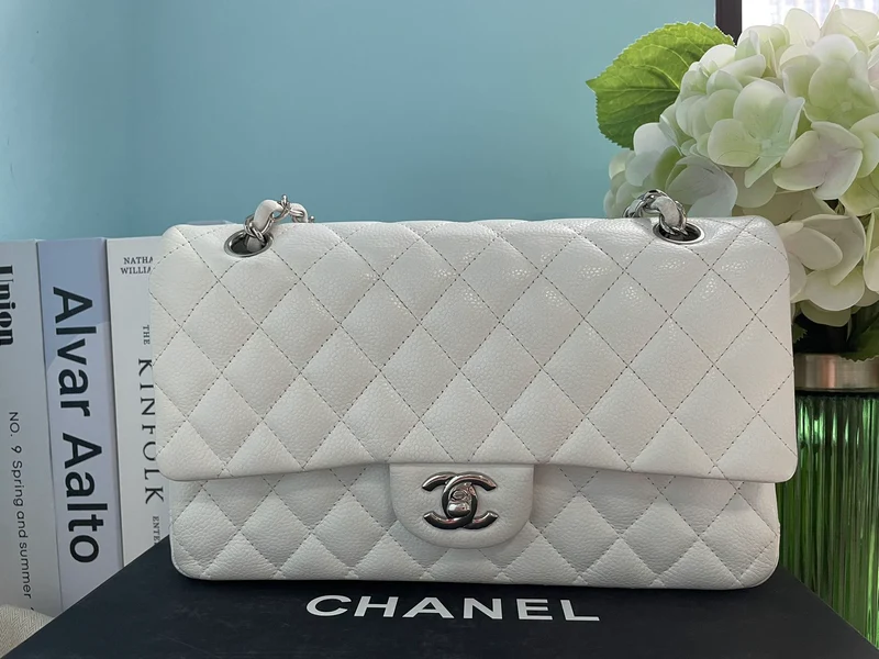 Chanel White Classic Flap Bag aus mittelgroßem Kaviarleder mit silberner Hardware