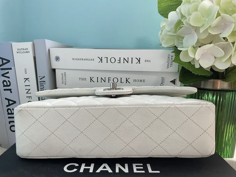 Chanel White Classic Flap Bag aus mittelgroßem Kaviarleder mit silberner Hardware