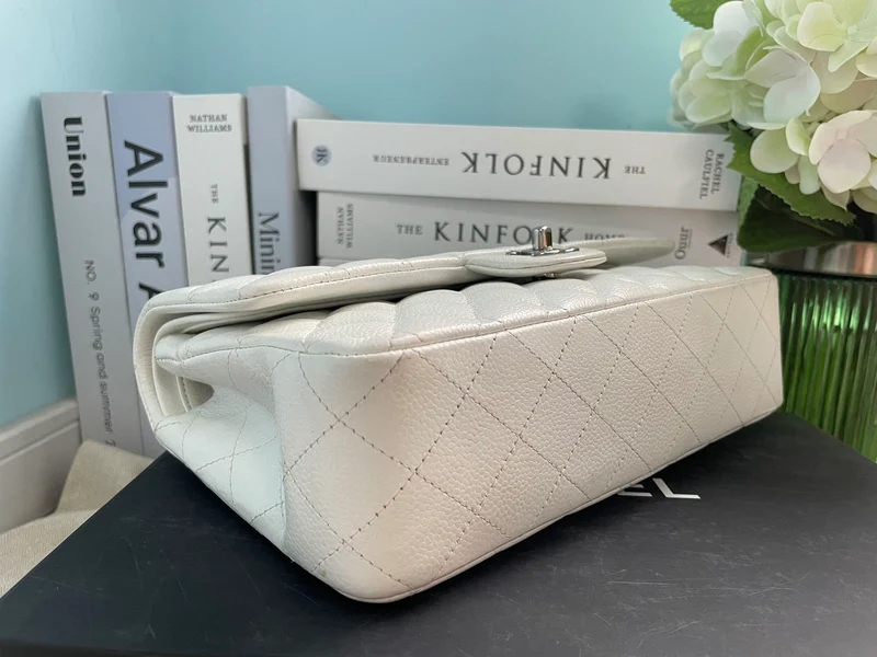 Chanel White Classic Flap Bag aus mittelgroßem Kaviarleder mit silberner Hardware