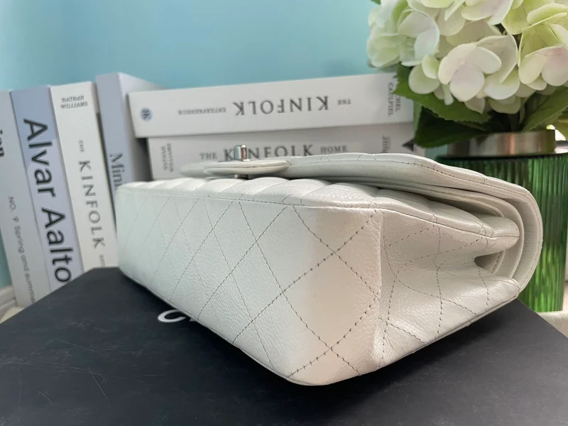 Chanel White Classic Flap Bag aus mittelgroßem Kaviarleder mit silberner Hardware