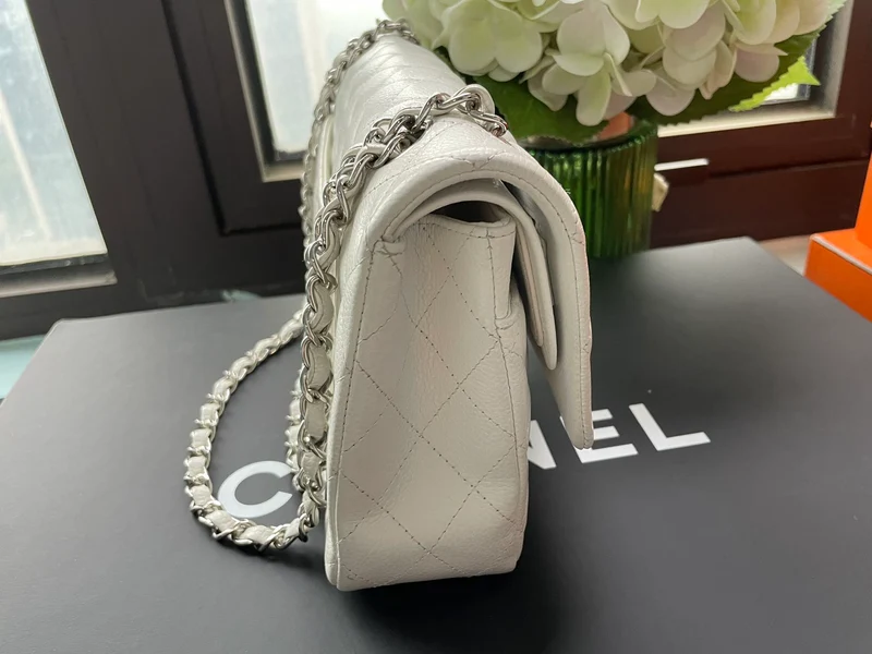 Chanel White Classic Flap Bag aus mittelgroßem Kaviarleder mit silberner Hardware