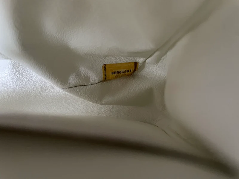 Chanel White Classic Flap Bag aus mittelgroßem Kaviarleder mit silberner Hardware