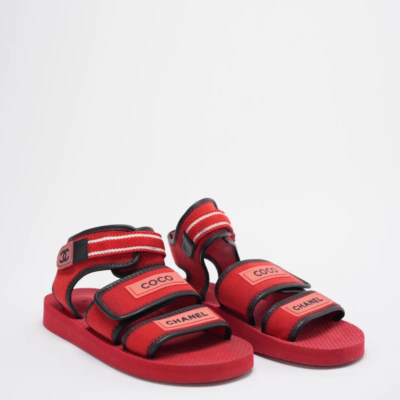 Chanel – Flache Sandalen mit Coco-Chanel-Riemen aus Stoff und Leder in Rot/Schwarz, Größe 39