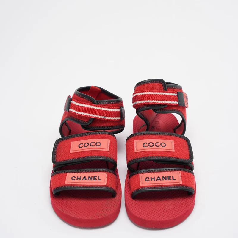 Chanel – Flache Sandalen mit Coco-Chanel-Riemen aus Stoff und Leder in Rot/Schwarz, Größe 39